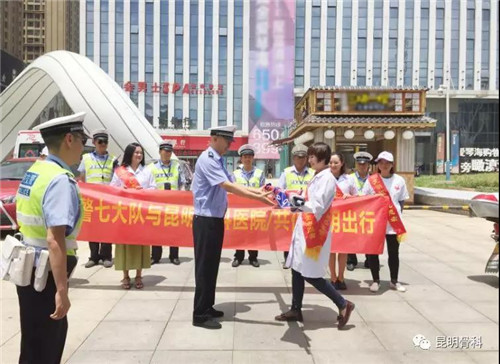 烈日灼身浑汗如雨,昆明骨科医院为交警“送伞降温”02.jpg 烈日灼身浑汗如雨,昆明骨科医院为交警“送伞降温”02.jpg