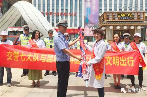 烈日灼身浑汗如雨,昆明骨科医院为交警“送伞降温”03.jpg 烈日灼身浑汗如雨,昆明骨科医院为交警“送伞降温”03.jpg