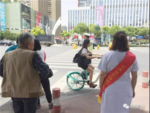 烈日灼身浑汗如雨,昆明骨科医院为交警“送伞降温”04.jpg 烈日灼身浑汗如雨,昆明骨科医院为交警“送伞降温”04.jpg