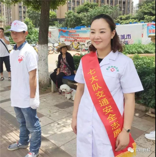 烈日灼身浑汗如雨,昆明骨科医院为交警“送伞降温”05.jpg 烈日灼身浑汗如雨,昆明骨科医院为交警“送伞降温”05.jpg