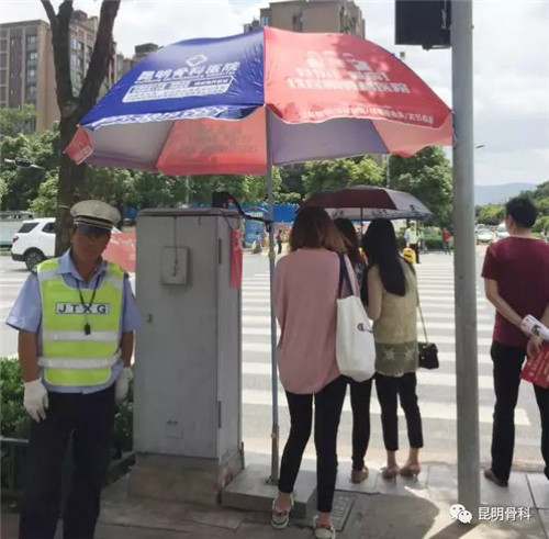 烈日灼身浑汗如雨,昆明骨科医院为交警“送伞降温”07.jpg 烈日灼身浑汗如雨,昆明骨科医院为交警“送伞降温”07.jpg
