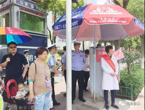 烈日灼身浑汗如雨,昆明骨科医院为交警“送伞降温”09.jpg 烈日灼身浑汗如雨,昆明骨科医院为交警“送伞降温”09.jpg