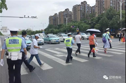 烈日灼身浑汗如雨,昆明骨科医院为交警“送伞降温”10.jpg 烈日灼身浑汗如雨,昆明骨科医院为交警“送伞降温”10.jpg